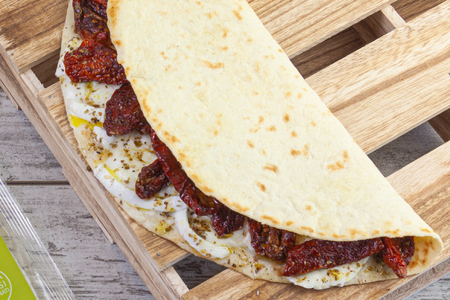 Piadina con tomates secos y mozzarella de búfala