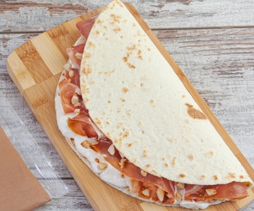 Piadina con jamón serrano y mascarpone