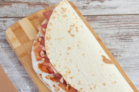 Piadina con jamón serrano y mascarpone