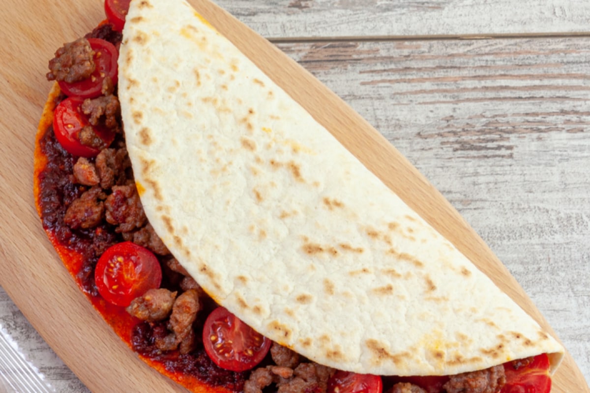 Piadina con 'nduja, salchicha y tomatitos