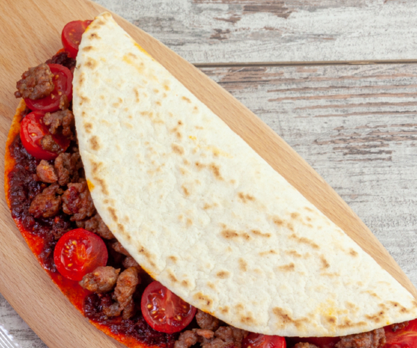 Piadina con 'nduja, salchicha y tomatitos