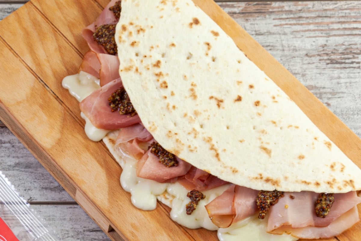 Piadina con jamón y scamorza
