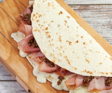 Piadina con jamón y scamorza
