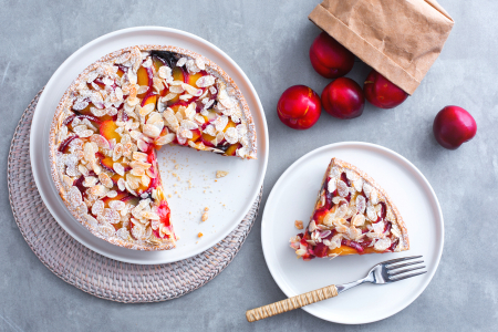 Tarta de crema y ciruelas