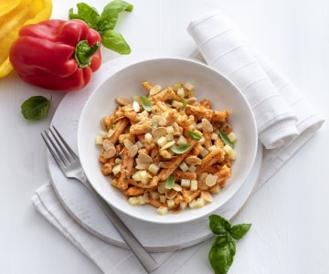 Pasta fría con pesto de pimientos y caciocavallo