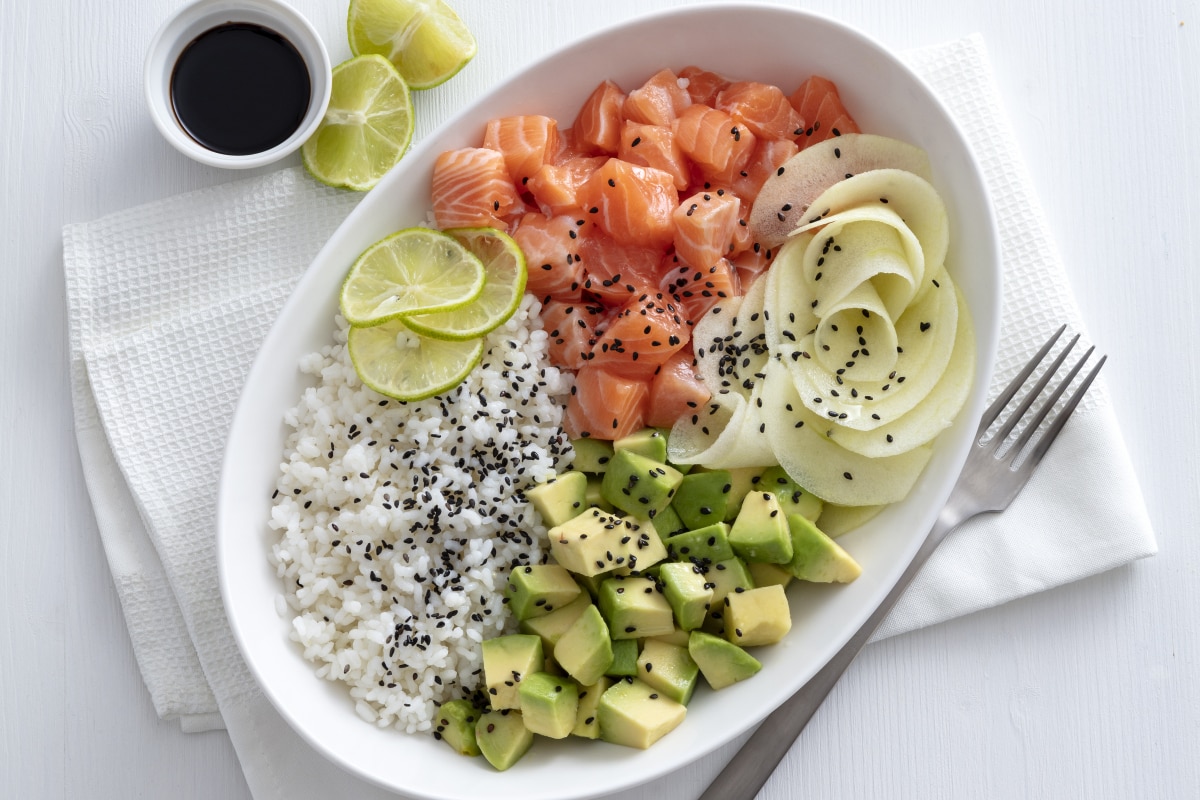 Poke bowl de salmón y fruta