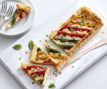 Tarta salada con pimientos y queso