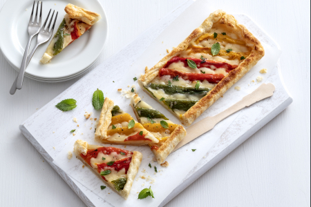 Tarta salada con pimientos y queso