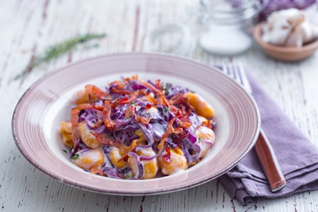Ñoquis de calabaza con Grana Padano, col lombarda y speck