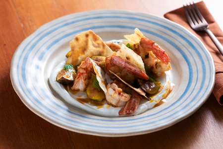 Langostinos salteados con higos y menta