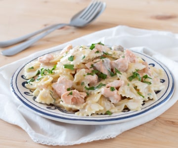 Farfalle con salmón fresco