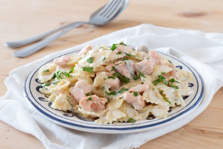 Farfalle con salmón fresco