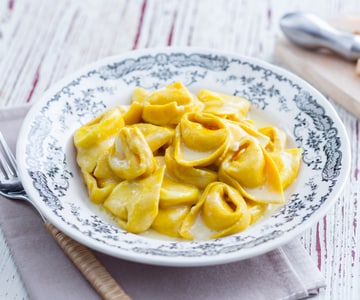 Cappellacci a la cúrcuma, mantequilla y Grana Padano