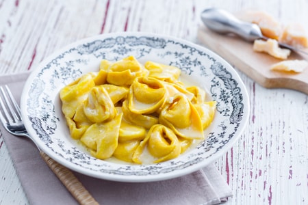 Cappellacci a la cúrcuma, mantequilla y Grana Padano