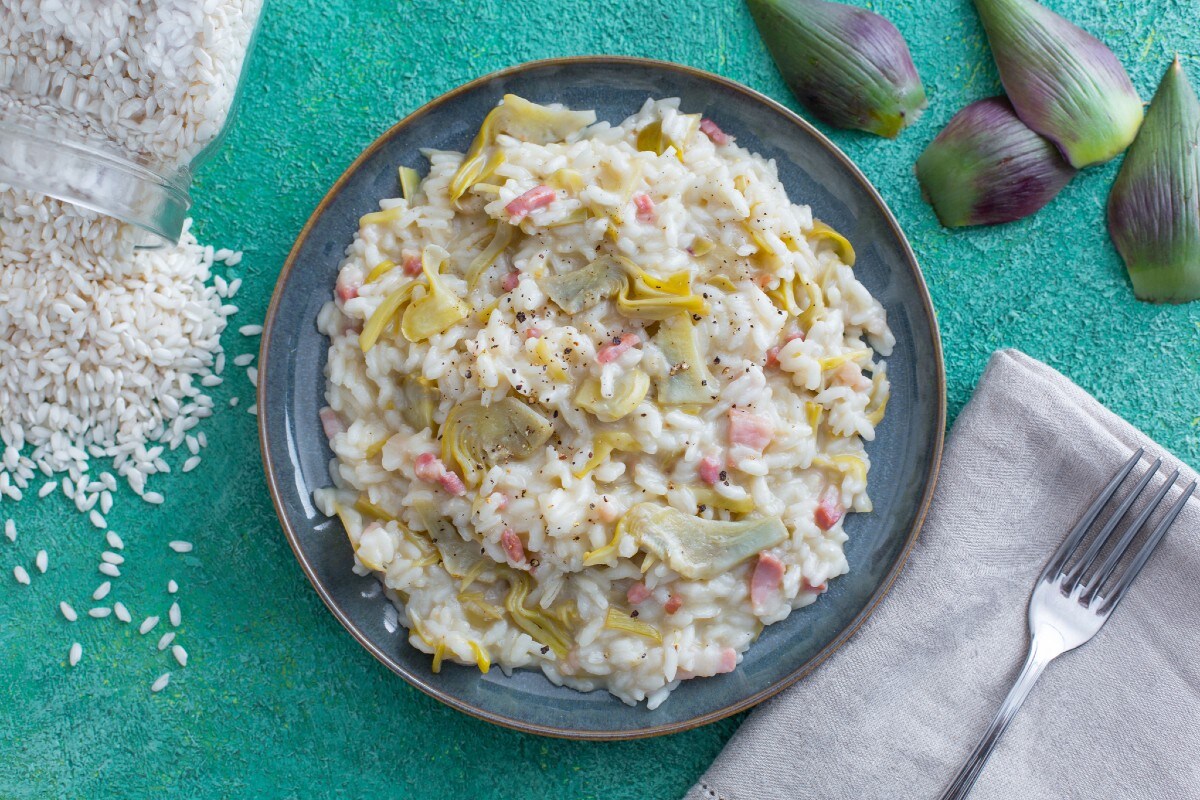 Risotto con alcachofas y panceta crujiente
