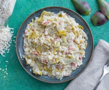 Risotto con alcachofas y panceta crujiente