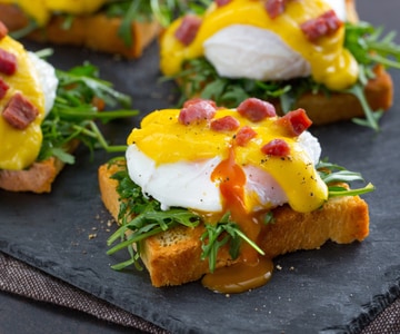 Tostada con huevos benedictinos y bacon