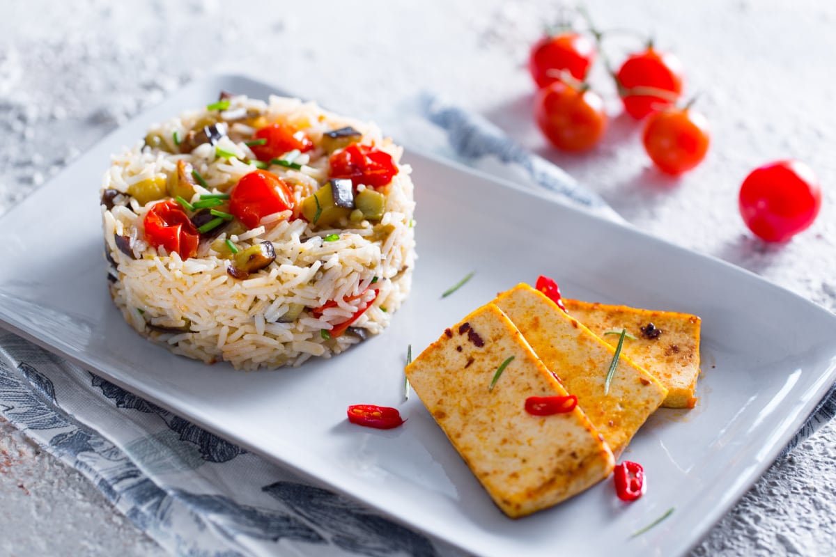 Arroz con tofu salteado picante