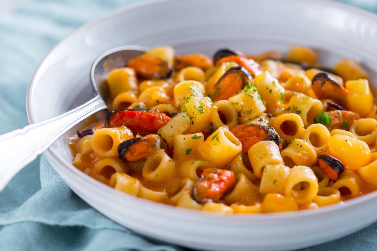 Pasta con patatas y mejillones