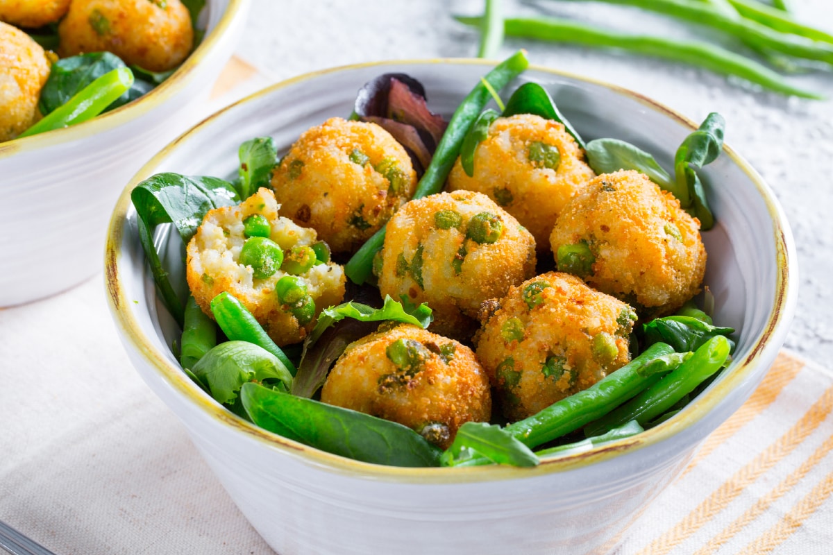 Albóndigas de arroz y ensalada