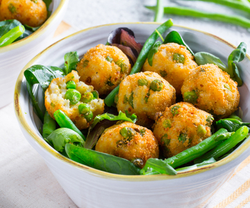 Albóndigas de arroz y ensalada