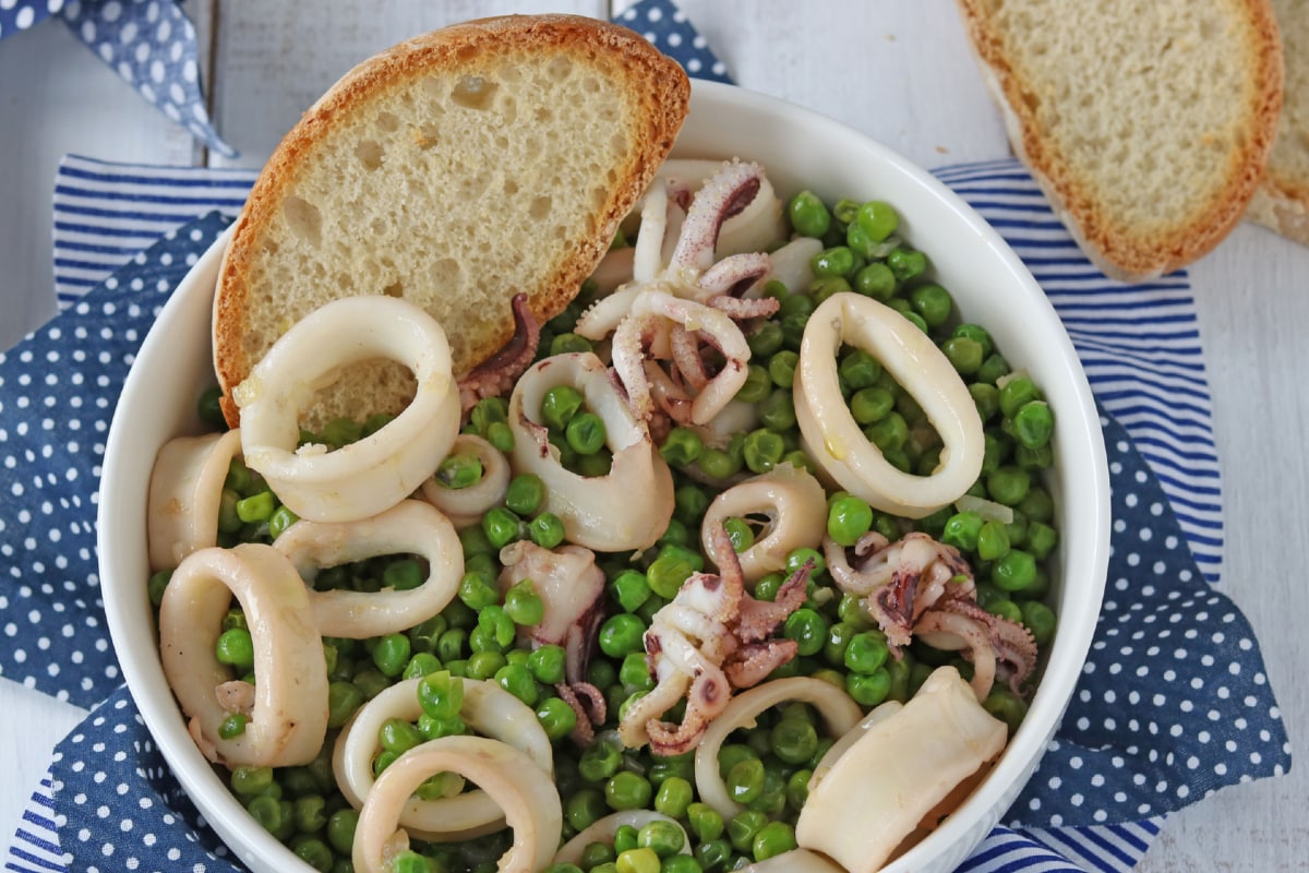 Calamares con guisantes
