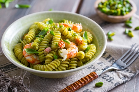 Pasta con pesto de pistachos y gambas