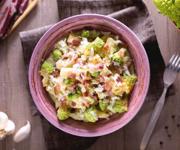 Pasta con brócoli romanesco y panceta