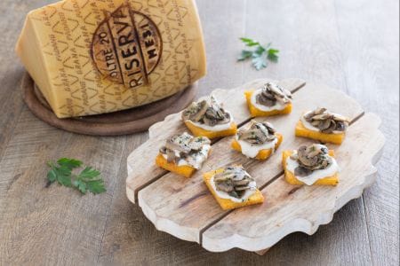 Crostini de polenta con setas y fondue de Grana Padano