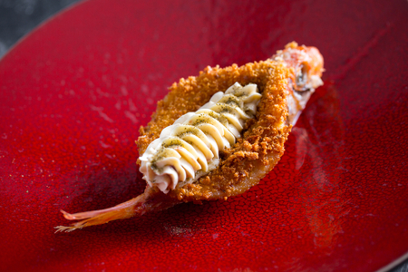 Salmonetes fritos con mantequilla de anchoas