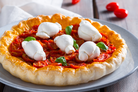 Tarta salada con nuditos y tomates cherry confitados