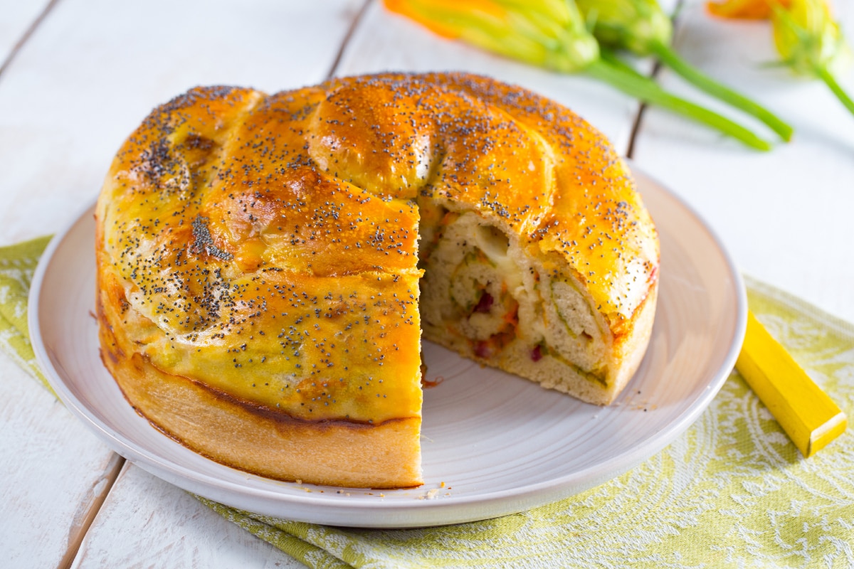 Rustico con salame y flores de calabaza