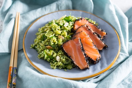 Ensalada de arroz con salmón tataki y rúcula