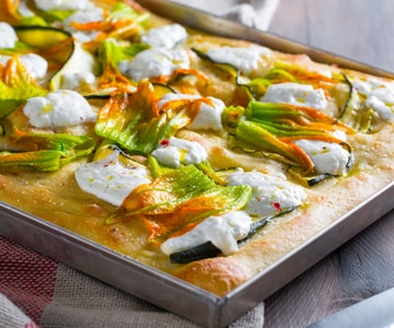 Focaccia de patatas con burrata y flores de calabacín