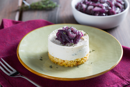 Mini cheesecake saladas con cebollas