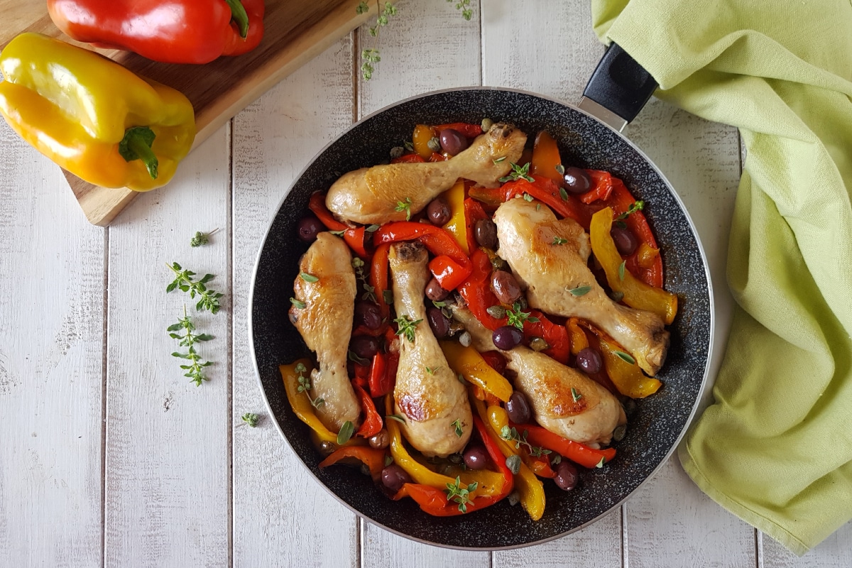 Pollo con aceitunas y pimientos