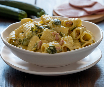 Pasta con calabacín y jamón