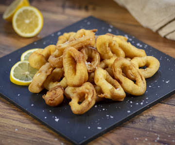 Fritura de calamares en masa