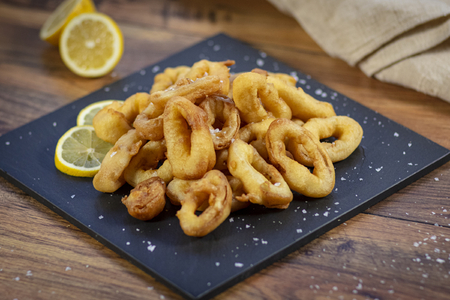 Fritura de calamares en masa