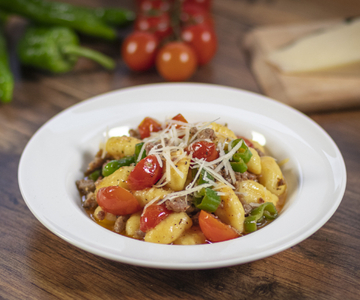 Gnocchi con pimientos verdes y salchicha