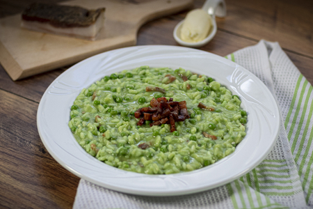 Risotto con bacon y crema de guisantes
