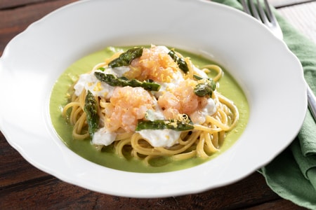 Linguine con langostinos, burrata y espárragos