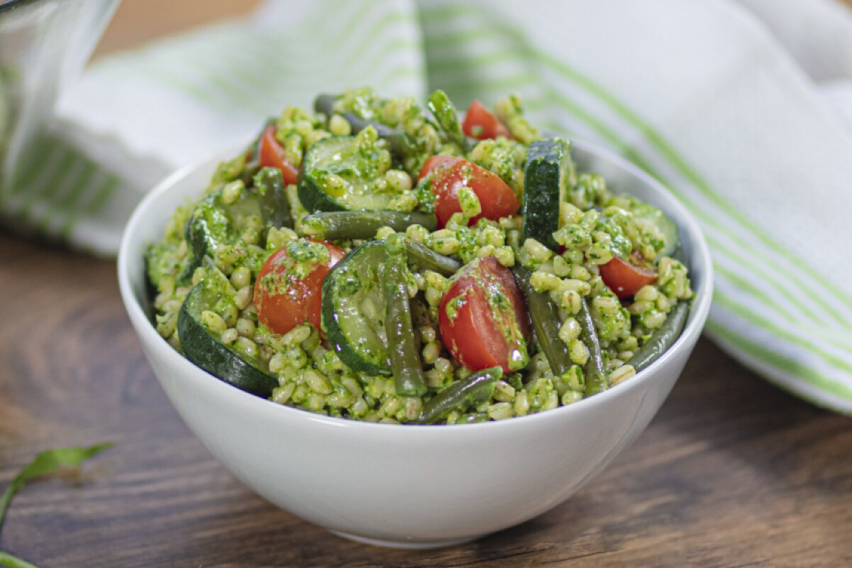 Ensalada de cebada con pesto de rúcula, judías verdes y calabacines