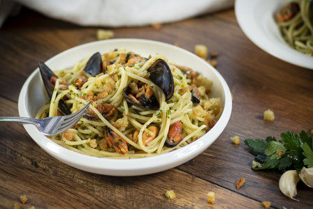 Pasta mejillones y migas