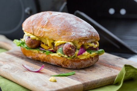 Verzini a la barbacoa con pimientos y cebollas