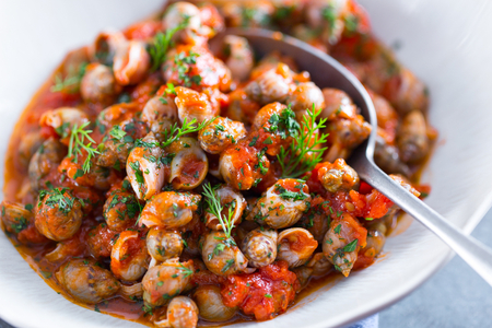 Caracoles de mar guisados