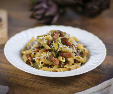 Pasta sabrosa con alcachofas