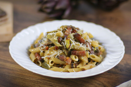 Pasta sabrosa con alcachofas