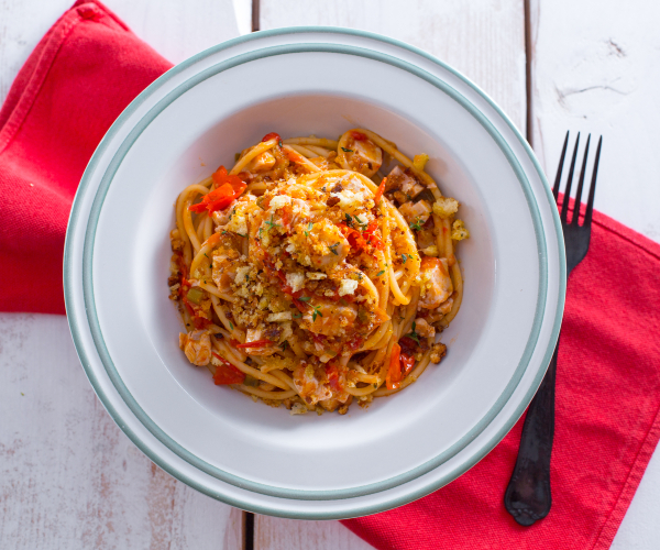 Spaghettoni con pez espada y migas de pan