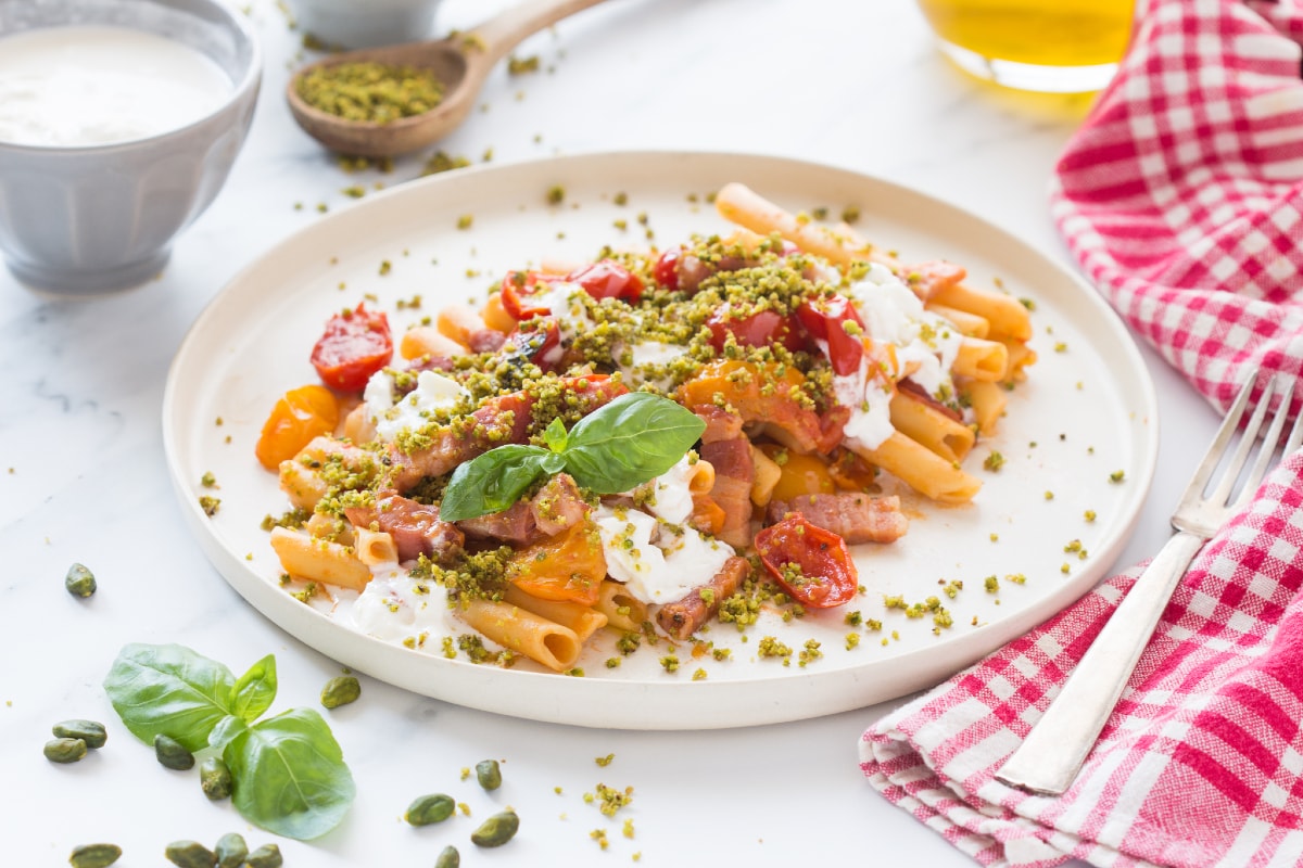 Ziti con tomates, panceta y stracciatella